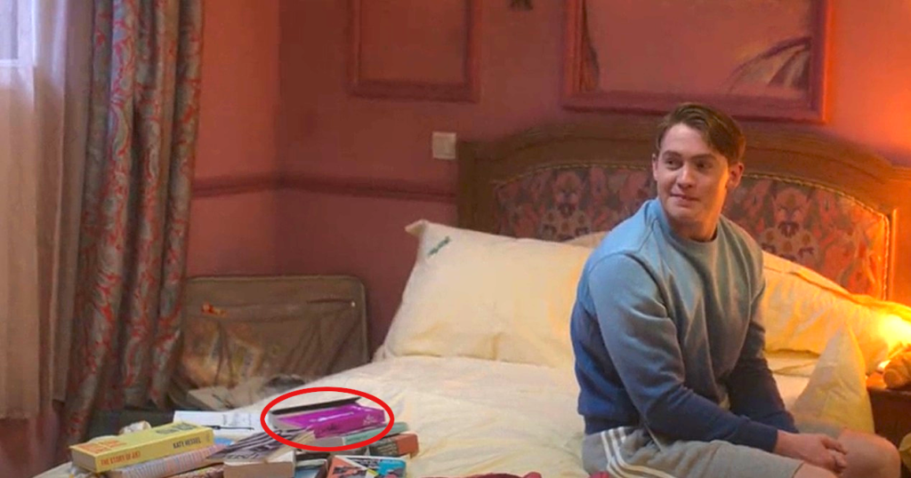 Het personage Nick zit op een bed waarop een aantal boeken liggen, waaronder het boek Loveless. Dit boek is rood omcirkeld